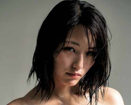 グラビア界を揺るがす“イツザイ”原あや香、刺激的衣装で美バスト&抜群プロポーション全開