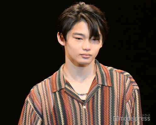 冨永愛の息子・冨永章胤、“身長188cm”圧倒スタイルで堂々登場 ピースもチラリ<超十代 -ULTRA TEENS FES-2023@TOKYO>