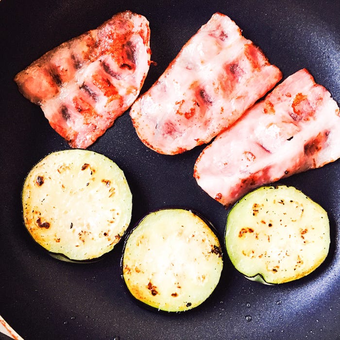 手順3:フライパンにでナスとベーコンを焼き色がつくまで焼く/画像提供:柏原歩