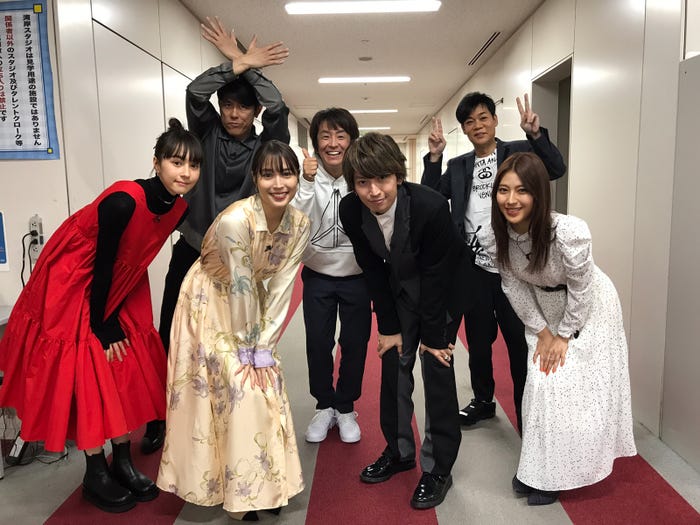 「知ってるワイフ」チーム(前列左から)安藤ニコ、広瀬アリス、大倉忠義、瀧本美織(後列左から)ネプチューン(原田泰造、堀内健、名倉潤)(C)フジテレビ