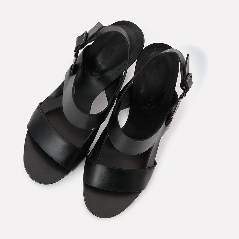 カットアウトパンプス「CHARLES & KEITH」3,726円（税込）／画像提供：CHARLES & KEITH OFFICIAL ONLINE STORE