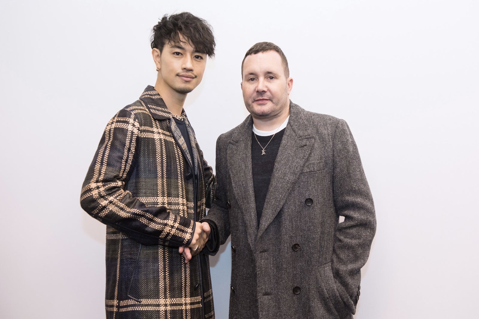 斎藤工、キム・ジョーンズ氏（C）LOUIS VUITTON／SHOICHI KAJINO