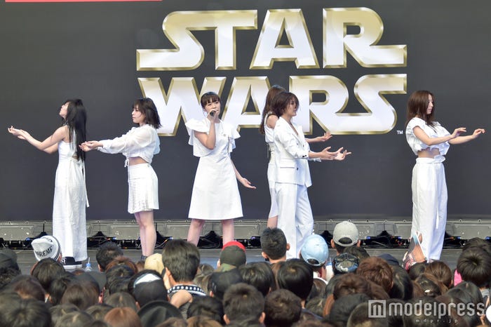 ライブパフォーマンスを披露するFlower (C)モデルプレス