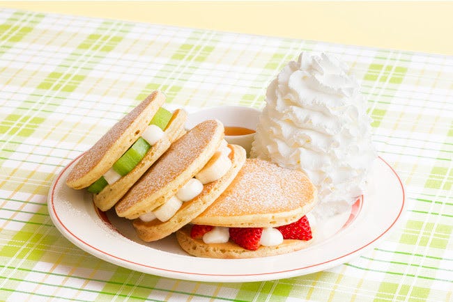 エッグスンシングス「フルーツパンケーキサンド」手持ちで食べる新感覚パンケーキ