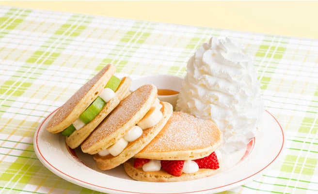 エッグスンシングス フルーツパンケーキサンド 手持ちで食べる新感覚パンケーキ 女子旅プレス エッグスンシングス フルーツパンケーキサンド 手持ちで食べる新感覚パンケーキ 女子旅プレス