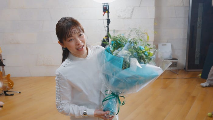 松浦亜弥/新WEB CM「松浦亜弥 CM収録 夏」篇メイキングより(提供写真)