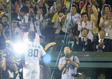 阪神 岡田彰布顧問の母・サカヨさん死去、90歳 第一次監督時代にはスタンドで観戦