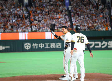 引退試合の巨人・長野久義がラストダンスで有終の美 「長野コール」に応える中前打で日本ハムファンからも拍手 三塁激走＆右翼守備では右飛を捕球