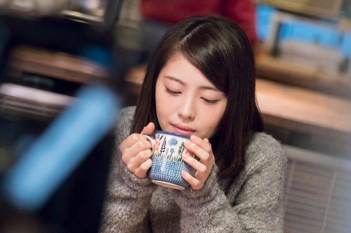 浜辺美波/新CMメイキングカット(提供画像)