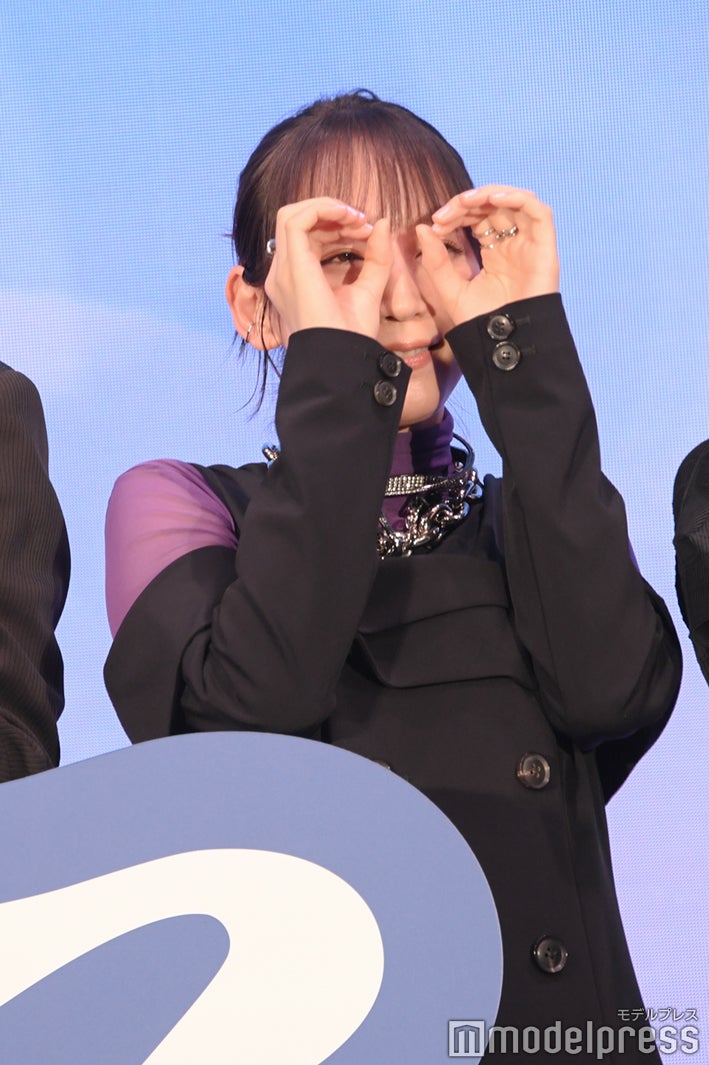 「まる」ポーズをする吉岡里帆（C）モデルプレス