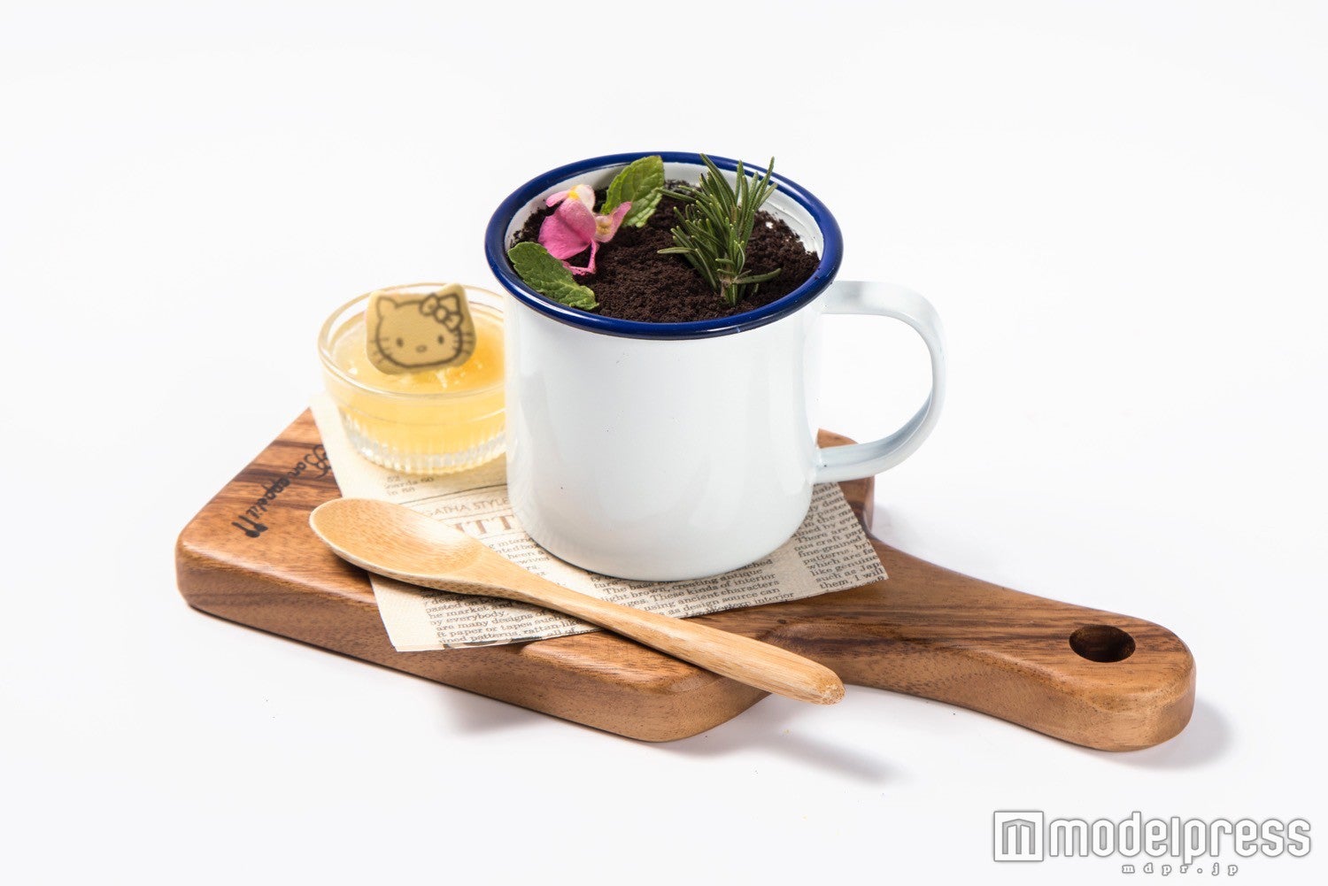 「プランターチーズケーキ～ハローキティのお気に入りのリンゴジャム添え～」￥1，080（税込）（C）1976．2016 SANRIO CO．，LTD．APPROVAL NO．S 570476