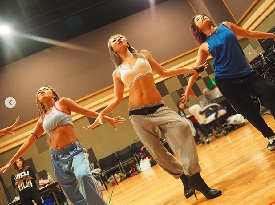 倖田來未、美くびれ際立つリハショットに反響