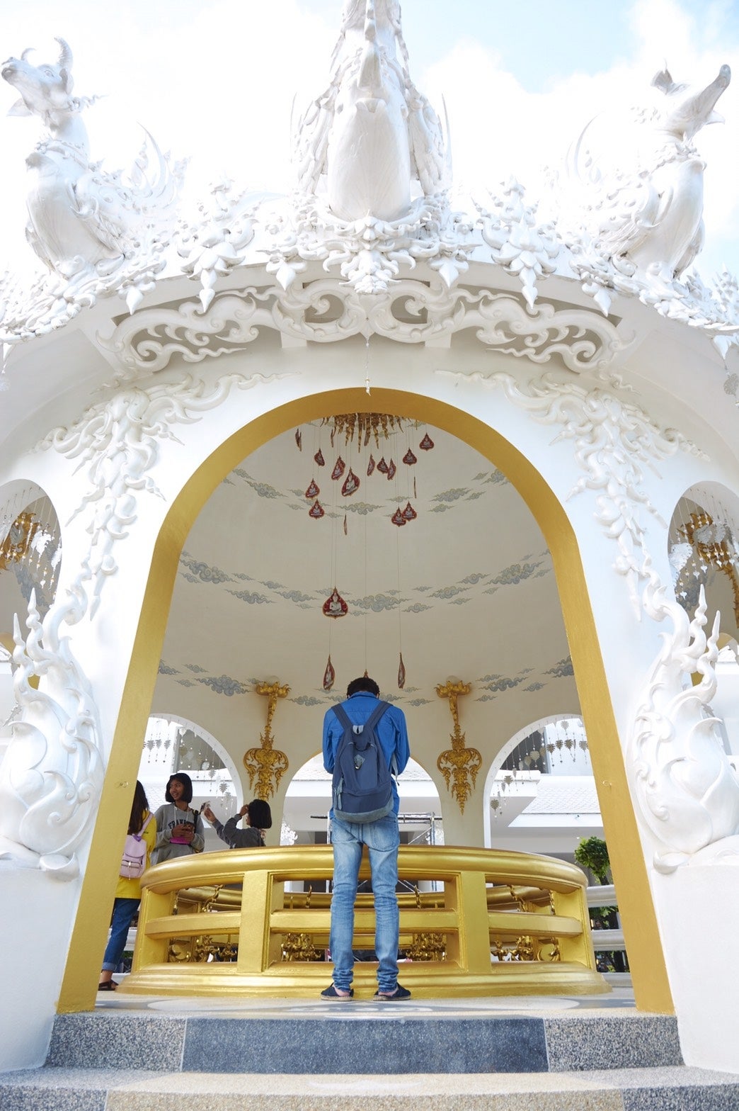 メイキングカット：美しい白の寺院を参拝（画像提供：所属事務所）