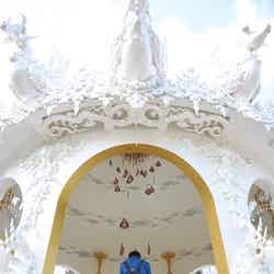 メイキングカット：美しい白の寺院を参拝（画像提供：所属事務所）