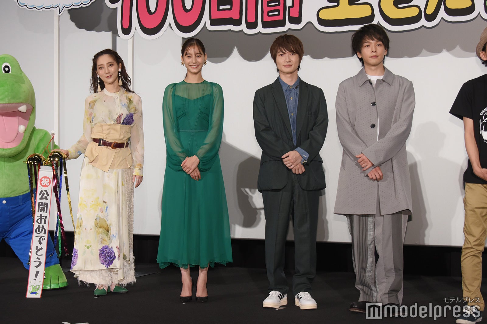 （左から）ファーストサマーウイカ、新木優子、神木隆之介、中村倫也（C）モデルプレス