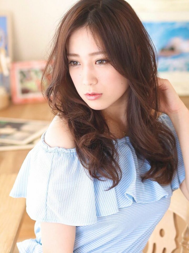 セミロングパーマ 前髪なしのスタイル集 大人の魅力がグンっと上がるおすすめヘア モデルプレス セミロングパーマ 前髪なしのスタイル集 大人の魅力がグンっと上がるおすすめヘア モデルプレス