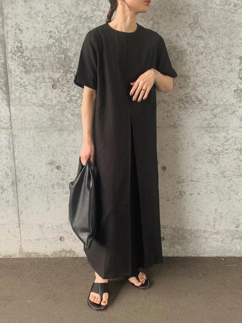 レディース　コーディネート　コーデ　着こなし　おすすめ　オススメ　トレンド　コツ　おしゃれ　お洒落　オシャレ　2022　夏　黒ワンピース　ワンピース　ワンピ　サンダル　バッグ