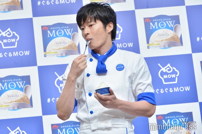 アイスを味わう田中圭(C)モデルプレス