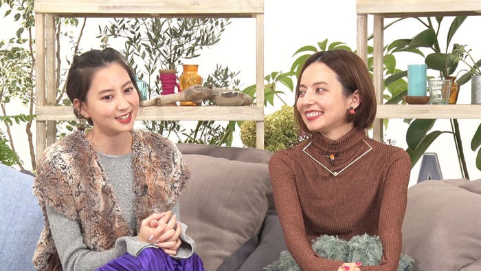 河北麻友子、ベッキー/「あいのり:Asian Journey」第11話より(C)フジテレビ