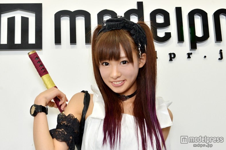 魔界から輸入したという“刀傘”をもって登場した椎名ぴかりん