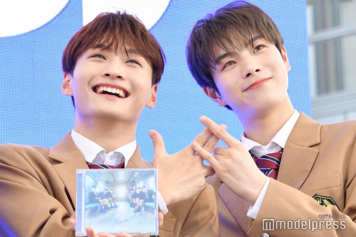 息ぴったりにポーズを決める寺尾香信、福田歩汰(C)モデルプレス