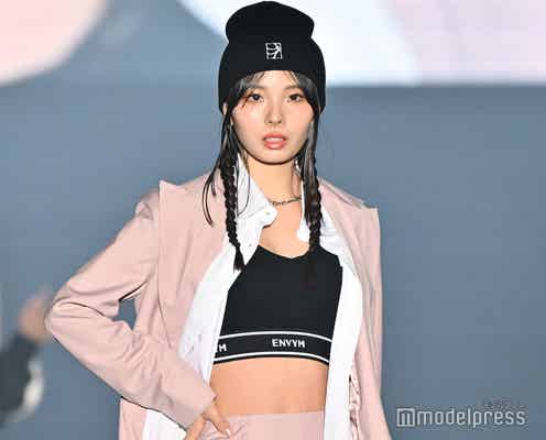 川口ゆりな、美ウエスト&美脚大胆見せ ピンク×黒の甘辛コーデ【TGC 和歌山 2024】