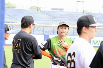 メッセージ性が強すぎw 元阪神ドラ1の着用Tシャツが奇抜！オイシックスコーチで古巣との対戦で現役時代と変わらぬ若々しさ