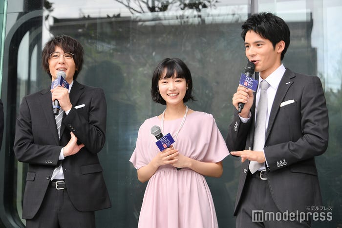 岡田建史「こういってスッ」 (C)モデルプレス