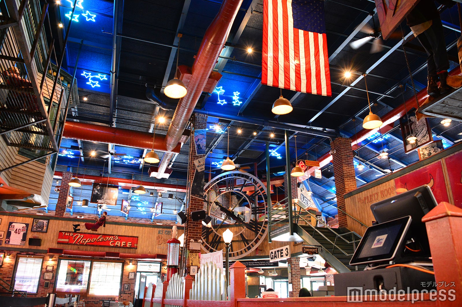 映画の撮影セットのような店内（C）モデルプレス