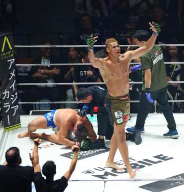 BD出身の身長204cm“怪物”エドポロキングが衝撃の2回KO勝ち「やっぱ俺ちゃうな」元極真世界王者に右膝を顎にたたき込みリングに沈める RIZIN無傷の3連勝 弟は日本ハム期待の大砲