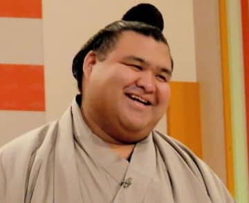 「素敵すぎる～」大相撲の高安が結婚記念日のお祝い 歌手の妻と2ショット 大きな花束も 「やっぱり優しいお方」と反響