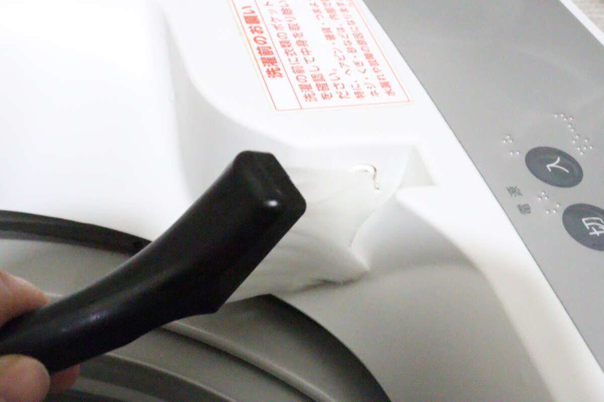 ダイソーの車内用マルチブラシは洗濯機の掃除に便利