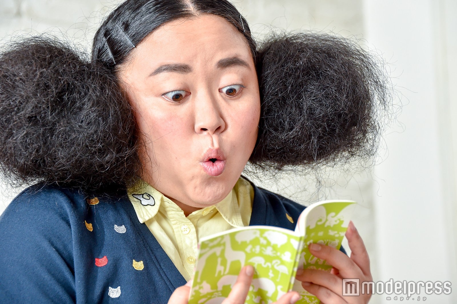 親子健康手帳を見る江上敬子（C）モデルプレス