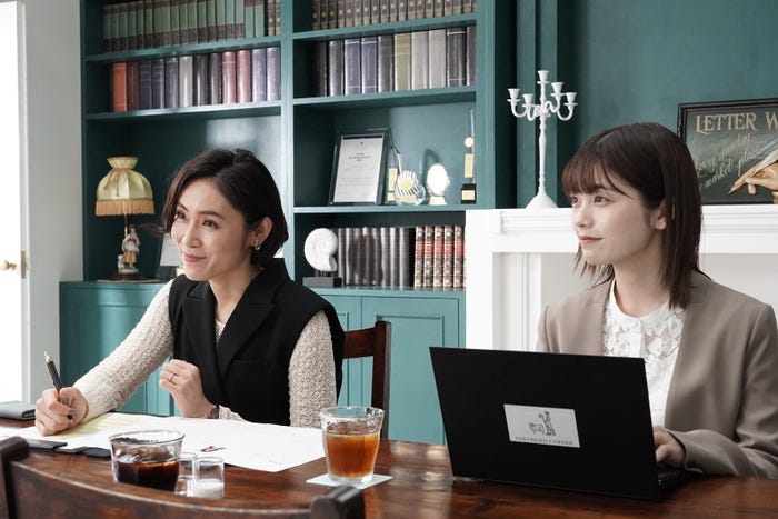 山口紗弥加、小芝風花「転職の魔王様」第7話より(C)カンテレ