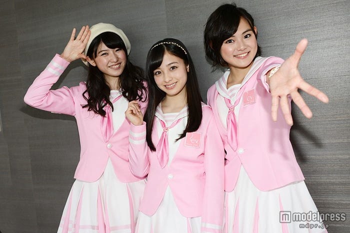 メンバーへの想いを熱く語る/(左から)秋山美穂、橋本環奈、四宮なぎさ