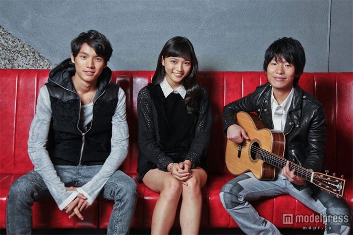 (左から)福士蒼汰、川口春奈、伊藤祥平
