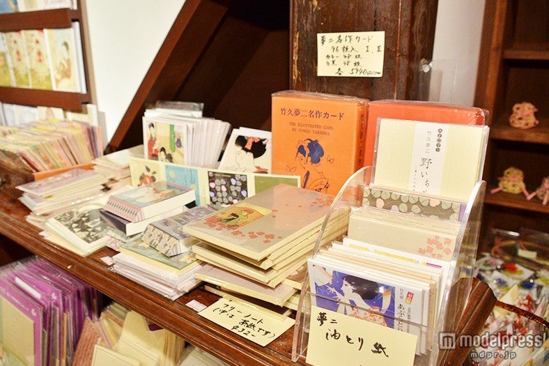 竹久夢二の絵が描かれたアイテムも／画像提供：くるみや