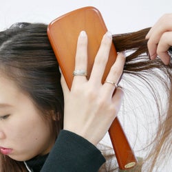 今すぐ見直したい!髪が生まれ変わる《正しいブラッシング》のやり方