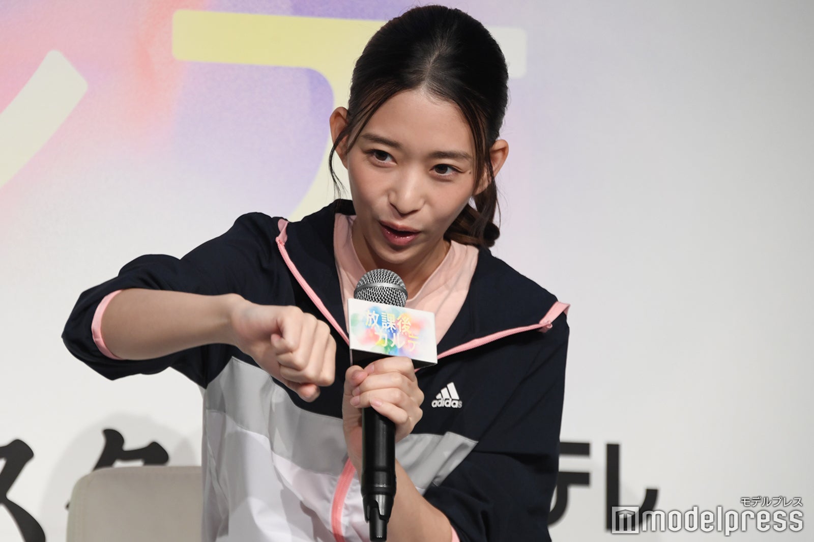 好きだった給食メニューの個包装のうどんについて食べ方を解説する森川葵（C）モデルプレス