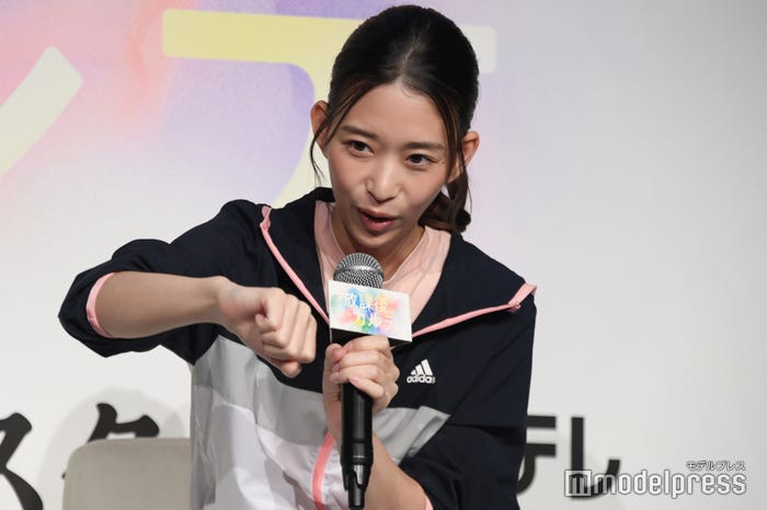 好きだった給食メニューの個包装のうどんについて食べ方を解説する森川葵(C)モデルプレス