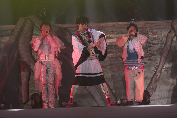 超特急/「BULLET TRAIN CHRISTMAS ONEMAN SHOW 2016 愛す。in Wonder Land 」より(写真提供:SDR)