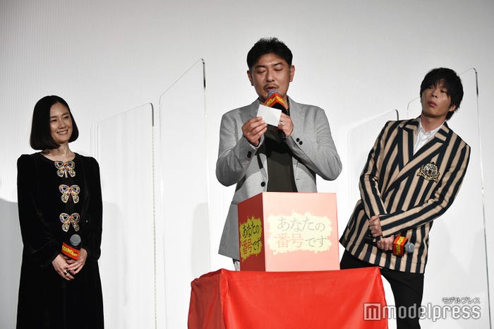 原田知世、座席番号を引く佐久間紀佳監督、それを覗く田中圭(C)モデルプレス