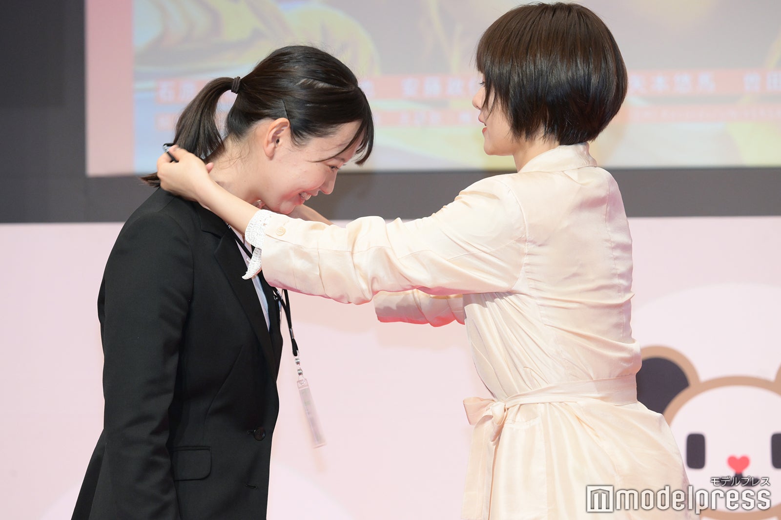 神対応を見せる石原さとみ（C）モデルプレス