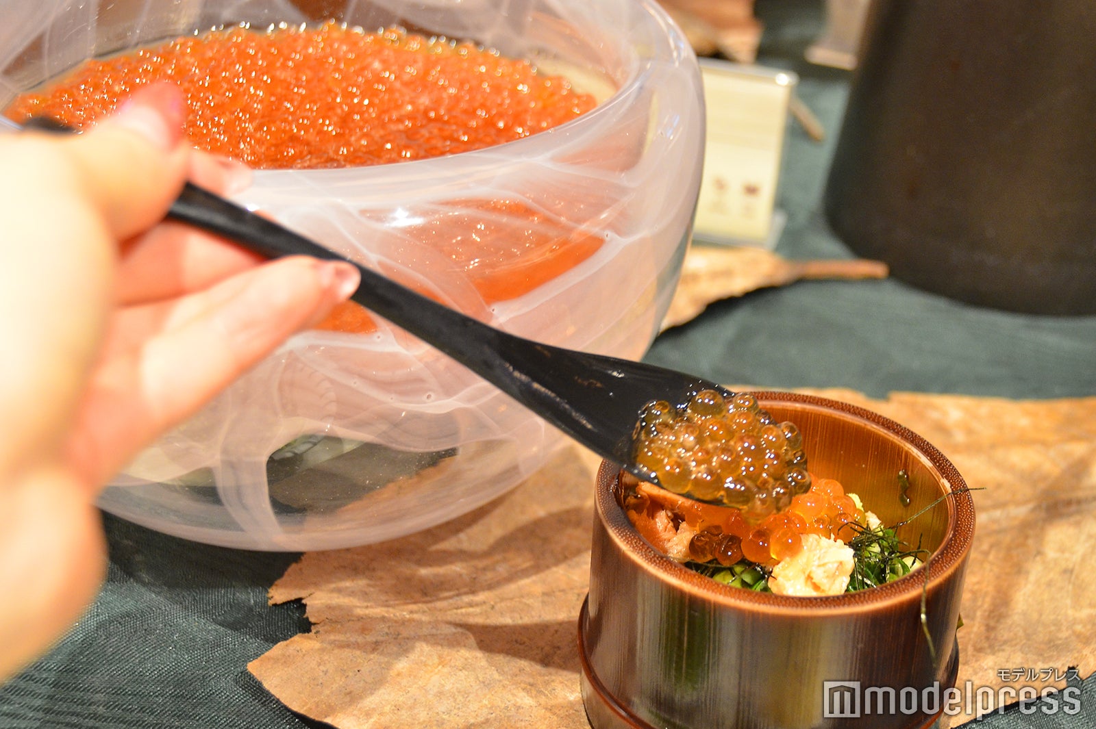 自ら魚介類を好きなだけ盛り付けるミニ海鮮丼 （C）モデルプレス