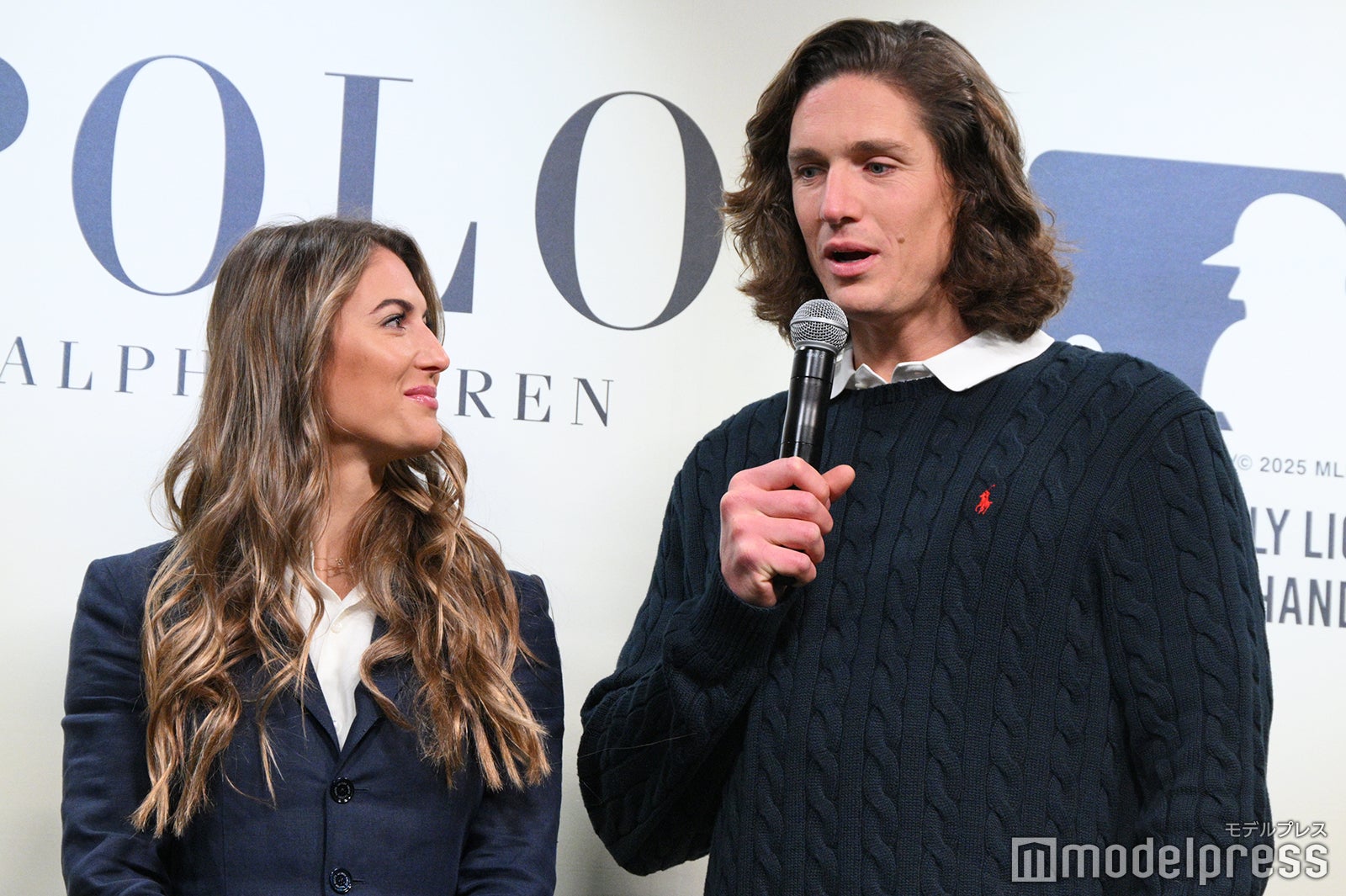 ガールフレンドとともに登場したタイラー・グラスノー（C）モデルプレス