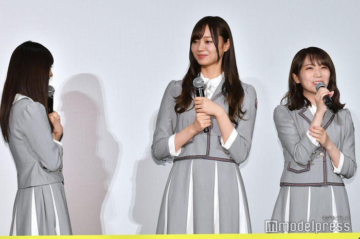 「どんな飛鳥も好きだから!」という思いを熱弁する秋元真夏(右)、照れる齋藤飛鳥(左)、優しく見守る梅澤美波(中央) (C)モデルプレス