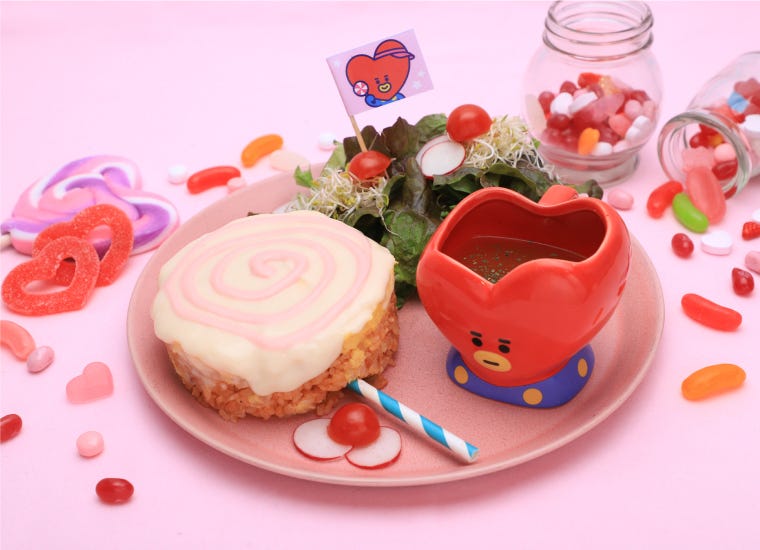 「BT21カフェ」新宿で開催 “キャンディショップ”テーマのロリポップ風フードやわたあめデザート