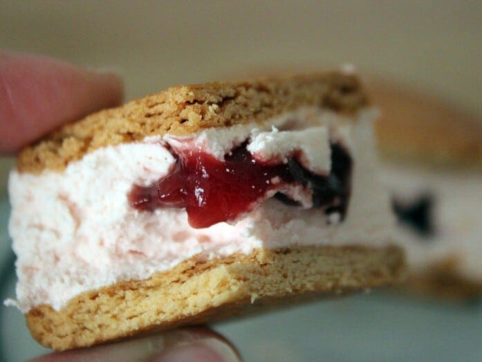 とろっとしたいちごソースがアクセントに