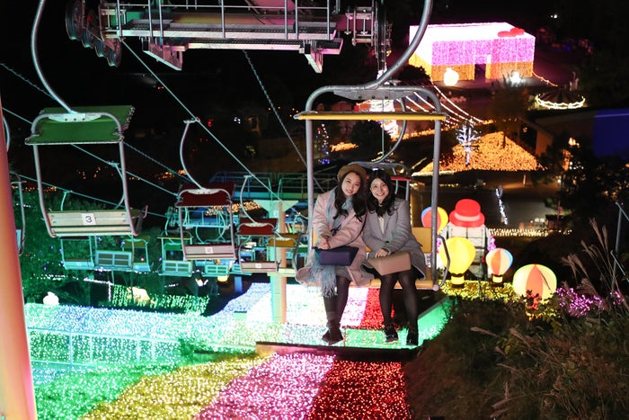 イルミネーションの上を空中散歩する「虹のリフト」／画像提供：富士急行