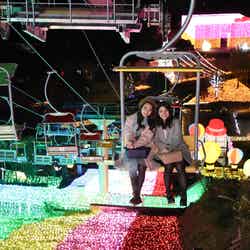 イルミネーションの上を空中散歩する「虹のリフト」/画像提供:富士急行